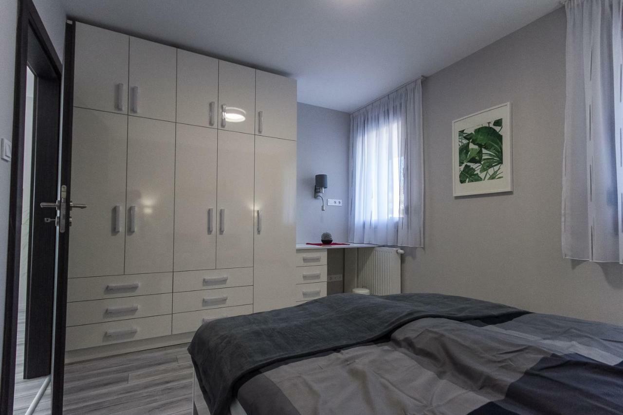 Grey Suites Печ Екстериор снимка