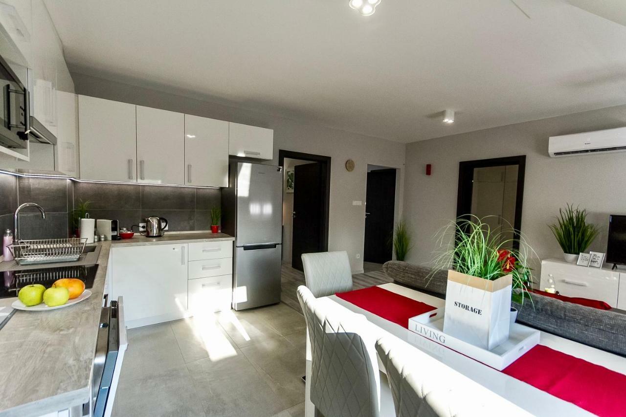 Grey Suites Печ Екстериор снимка