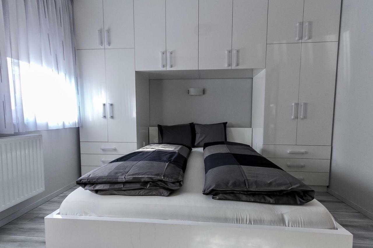 Grey Suites Печ Екстериор снимка