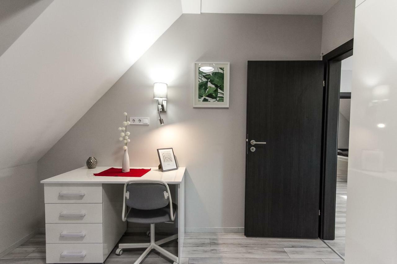 Grey Suites Печ Екстериор снимка