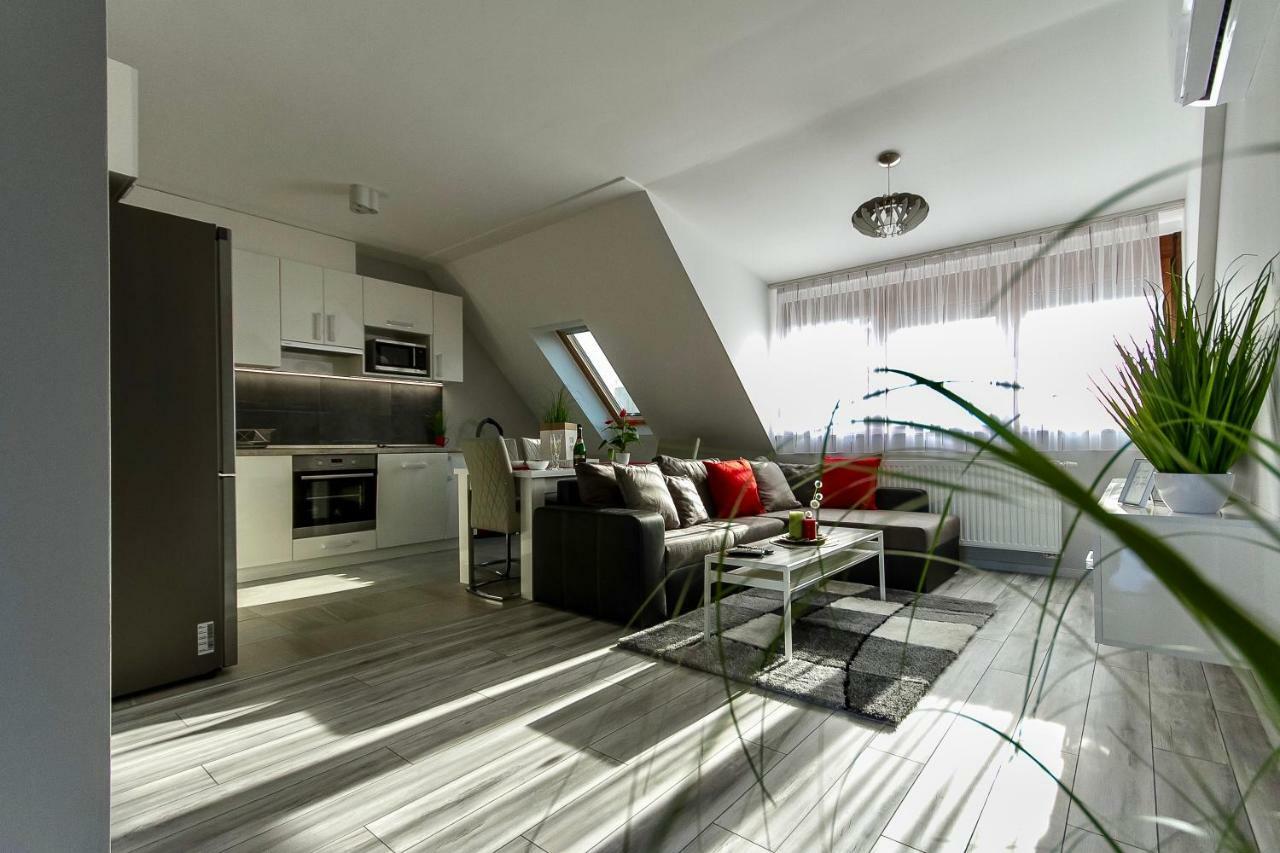 Grey Suites Печ Екстериор снимка