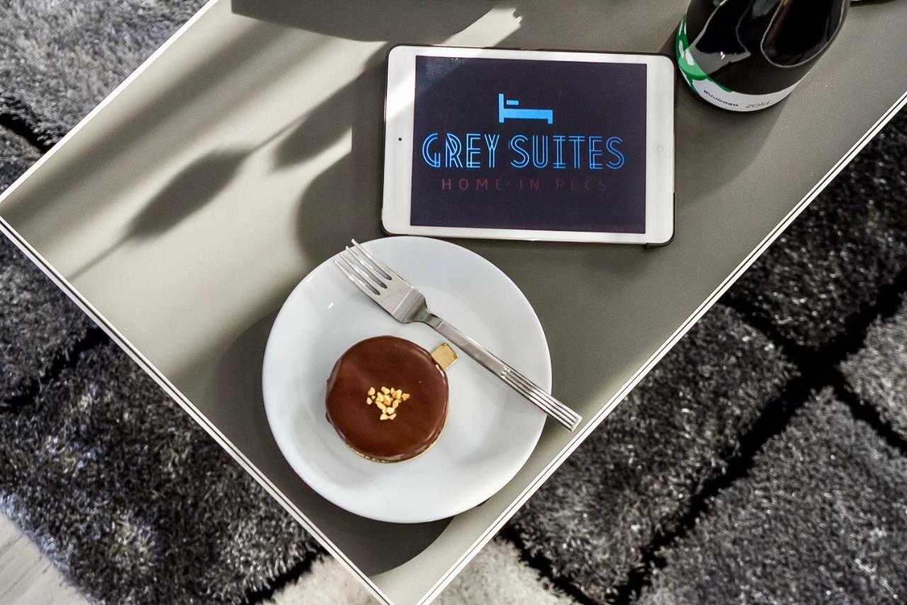 Grey Suites Печ Екстериор снимка