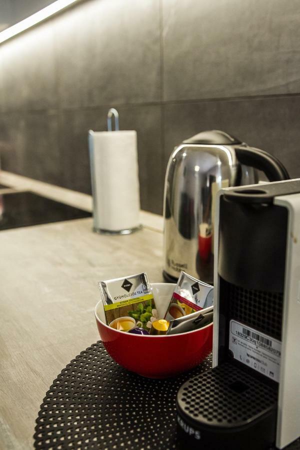 Grey Suites Печ Екстериор снимка